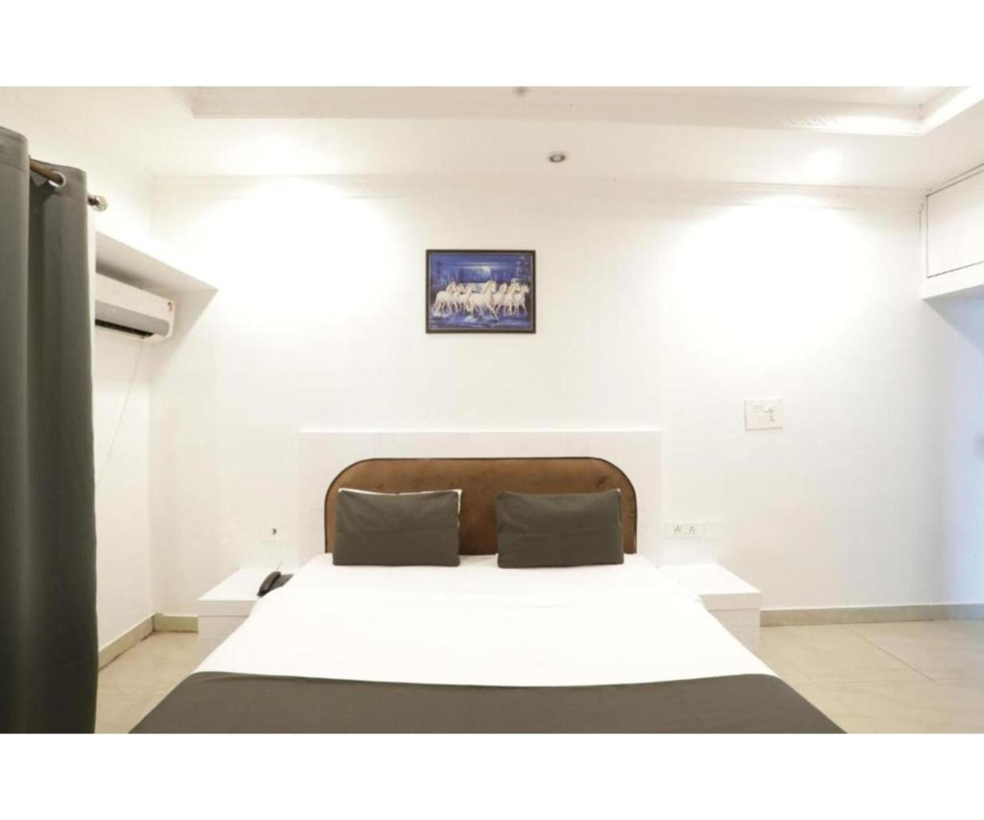 Day S Inn Luxury Stay Near Care Hospital In Budget Friendly Price Best Seller 부바네스 외부 사진