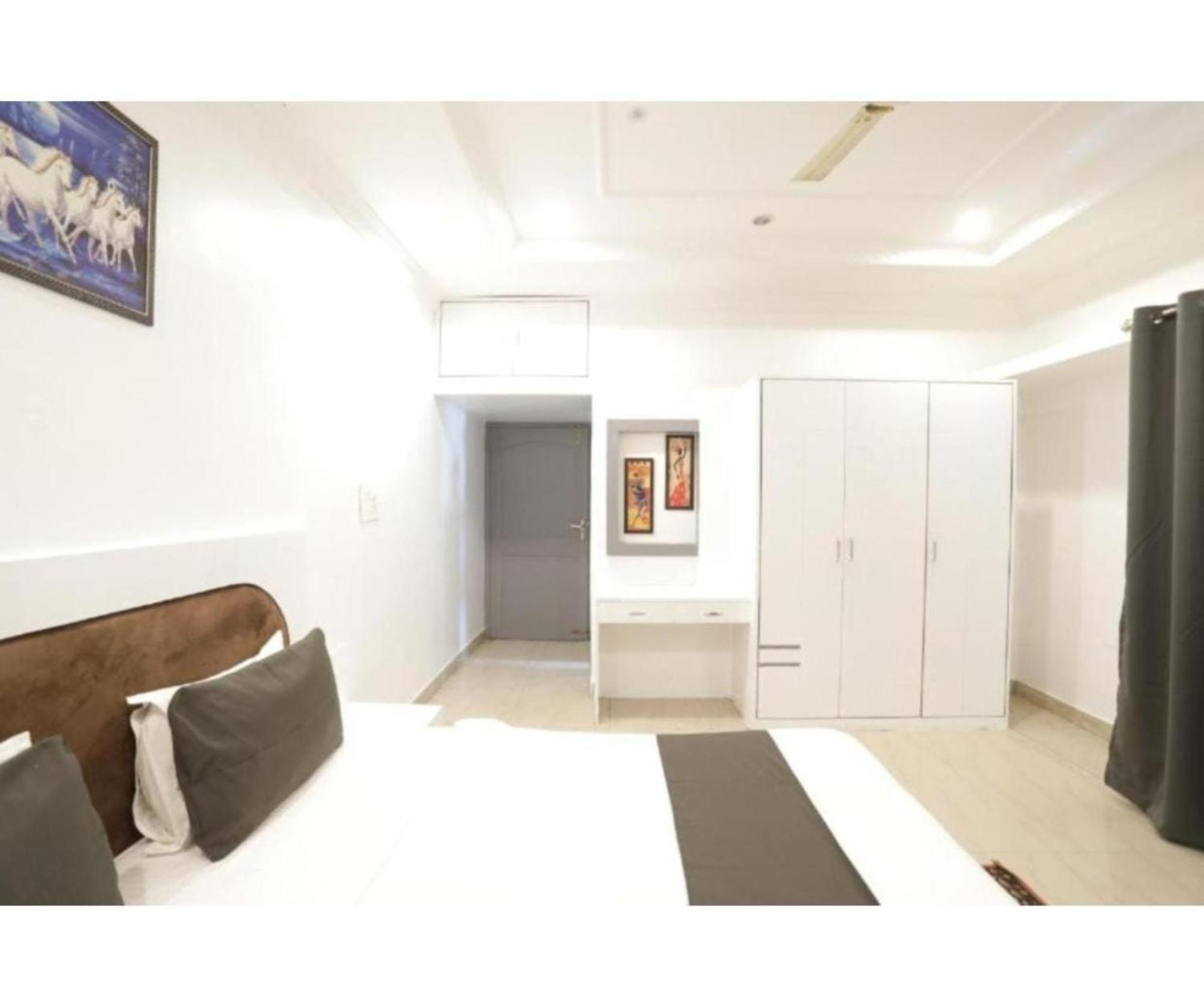 Day S Inn Luxury Stay Near Care Hospital In Budget Friendly Price Best Seller 부바네스 외부 사진
